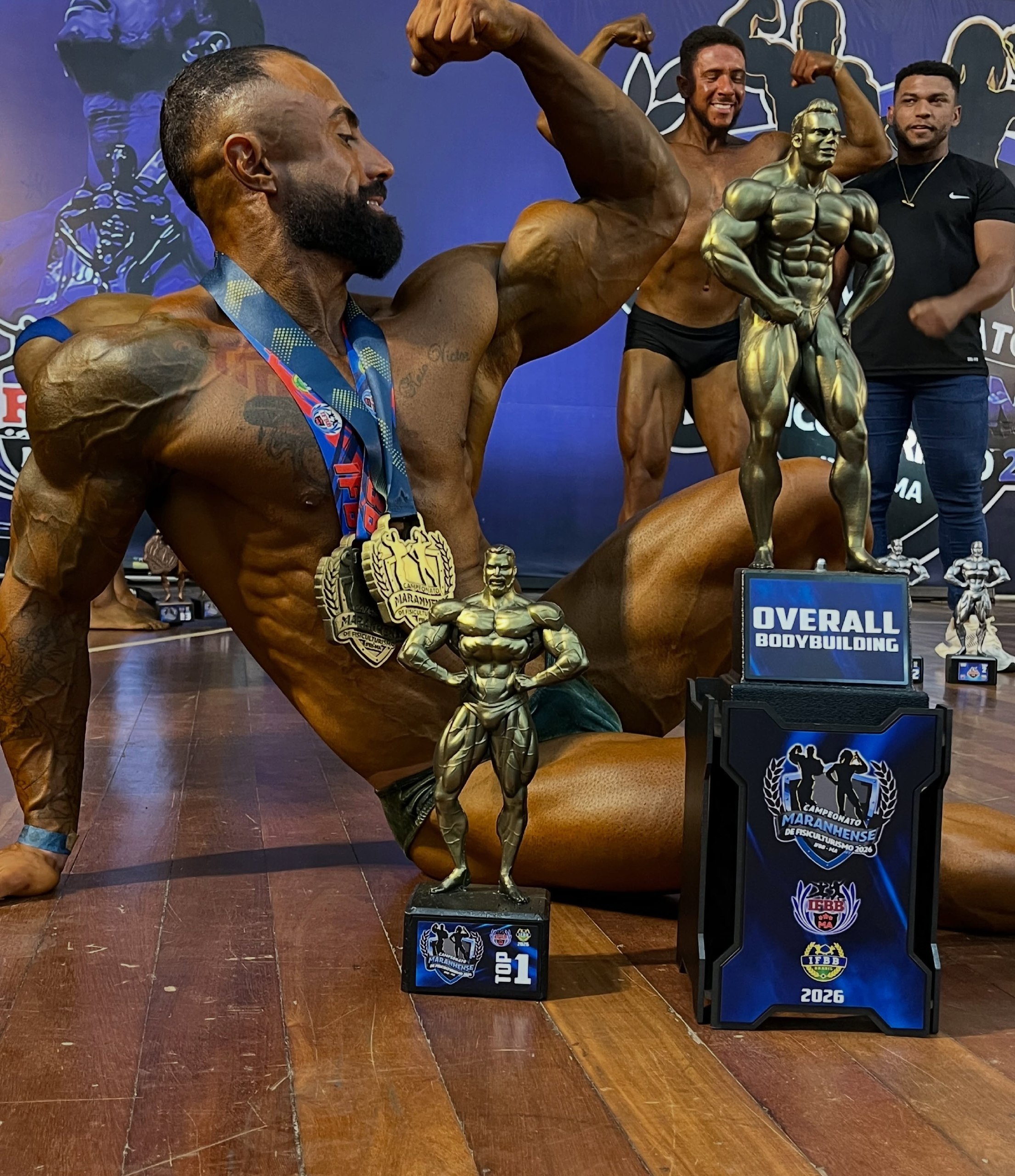 Renato Cutrim no palco com troféus